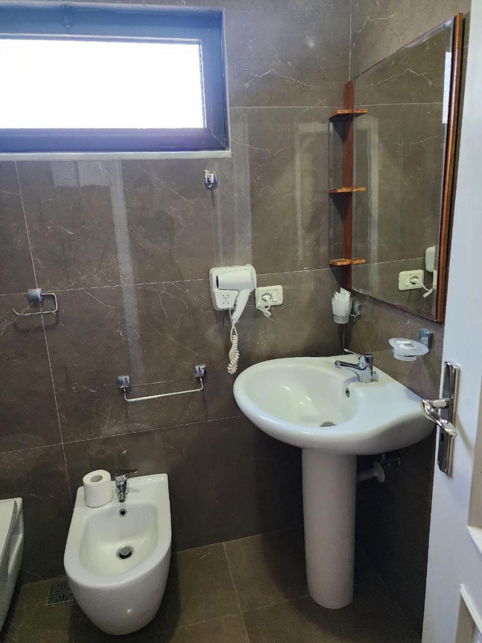 Hotel Maren Durrës Habitación foto